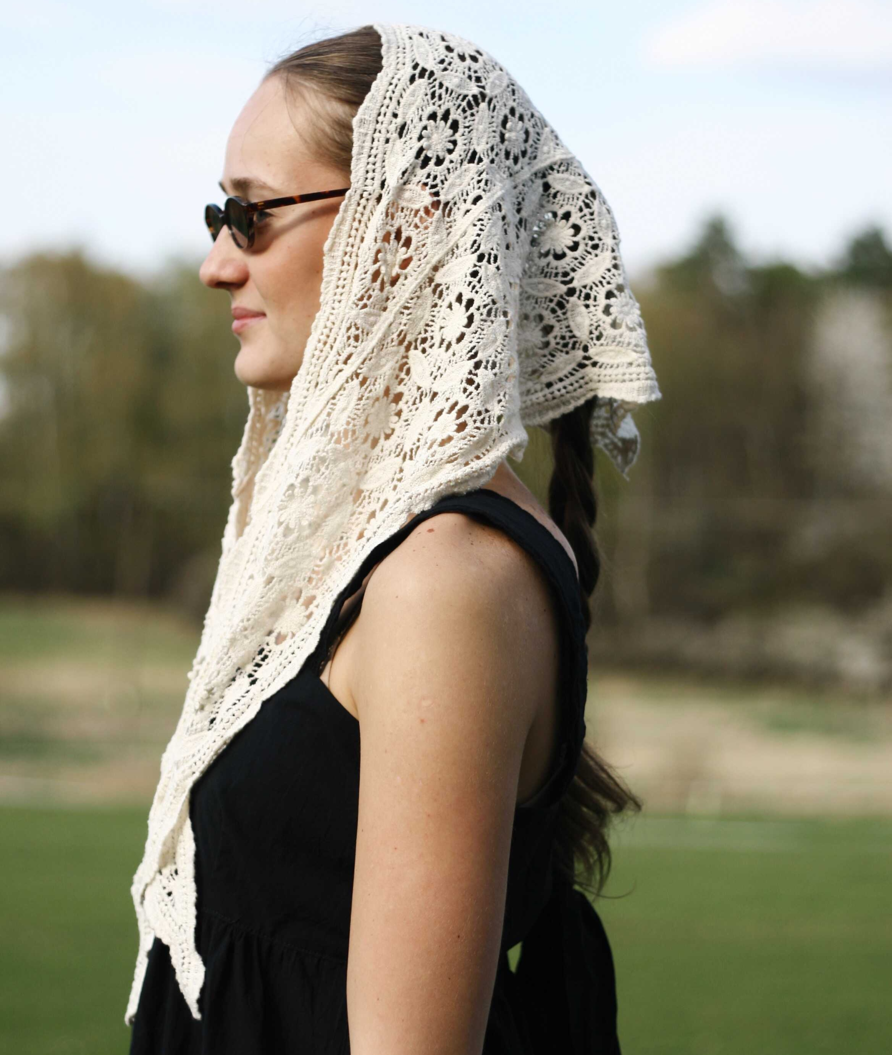 Háčkovaný šátek krémový