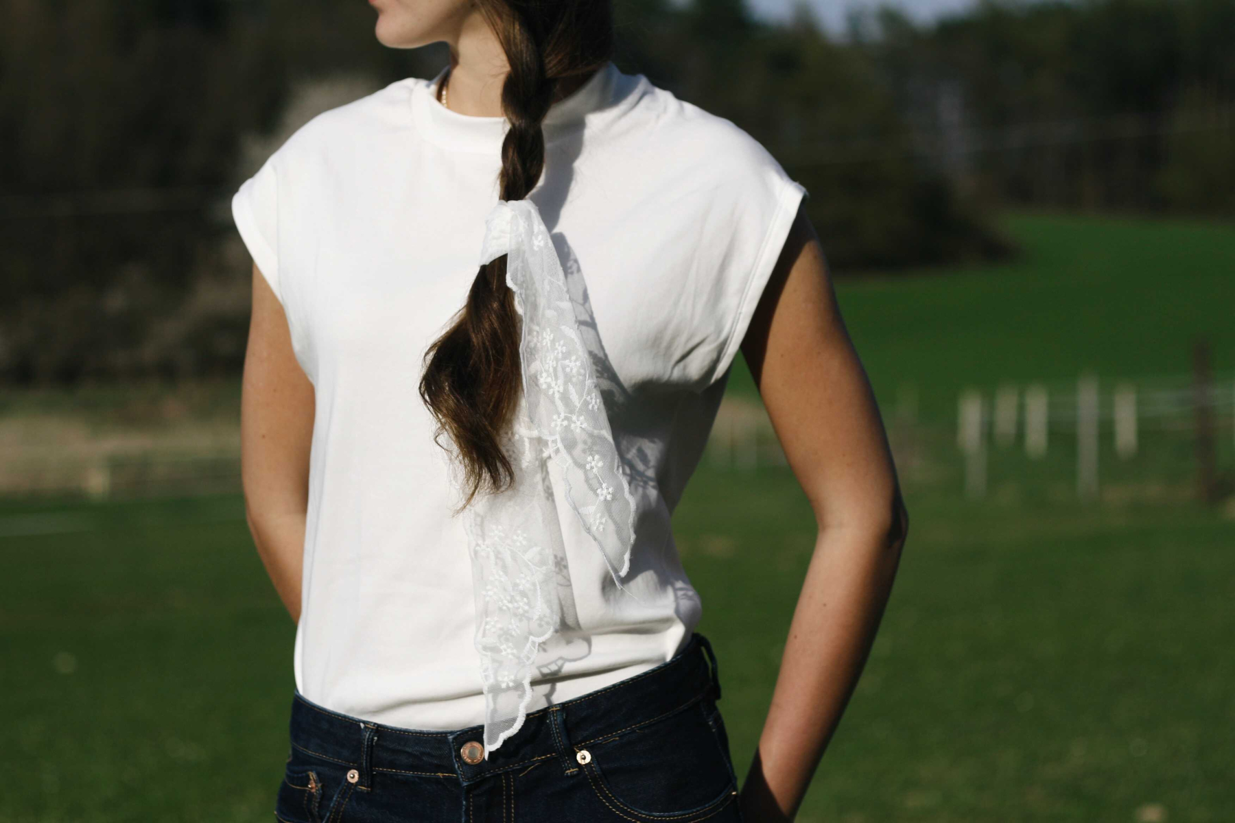 Bílý top bez rukávů