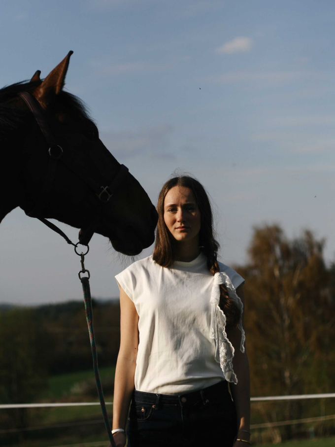 Bílý top bez rukávů