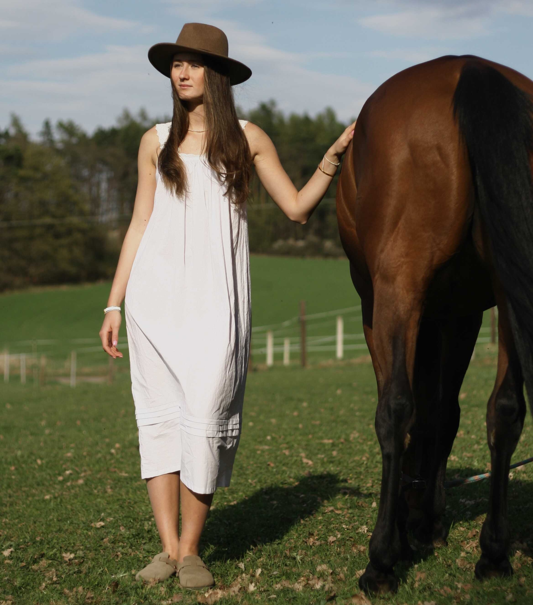 Domácí bílé šaty