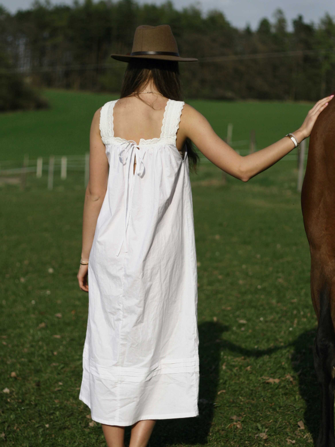 Domácí bílé šaty