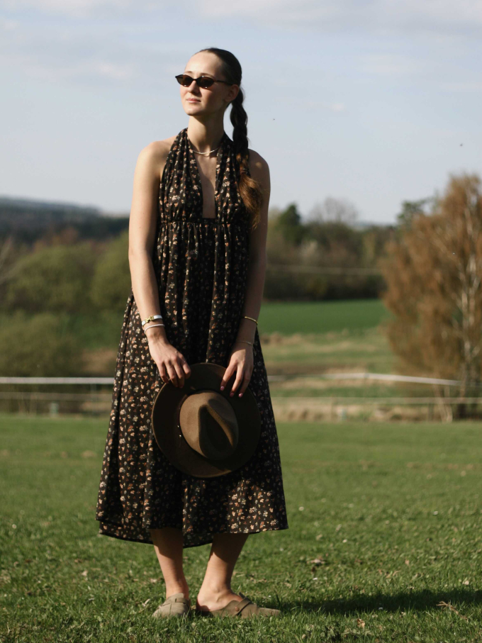 Šaty s odhalenými zády