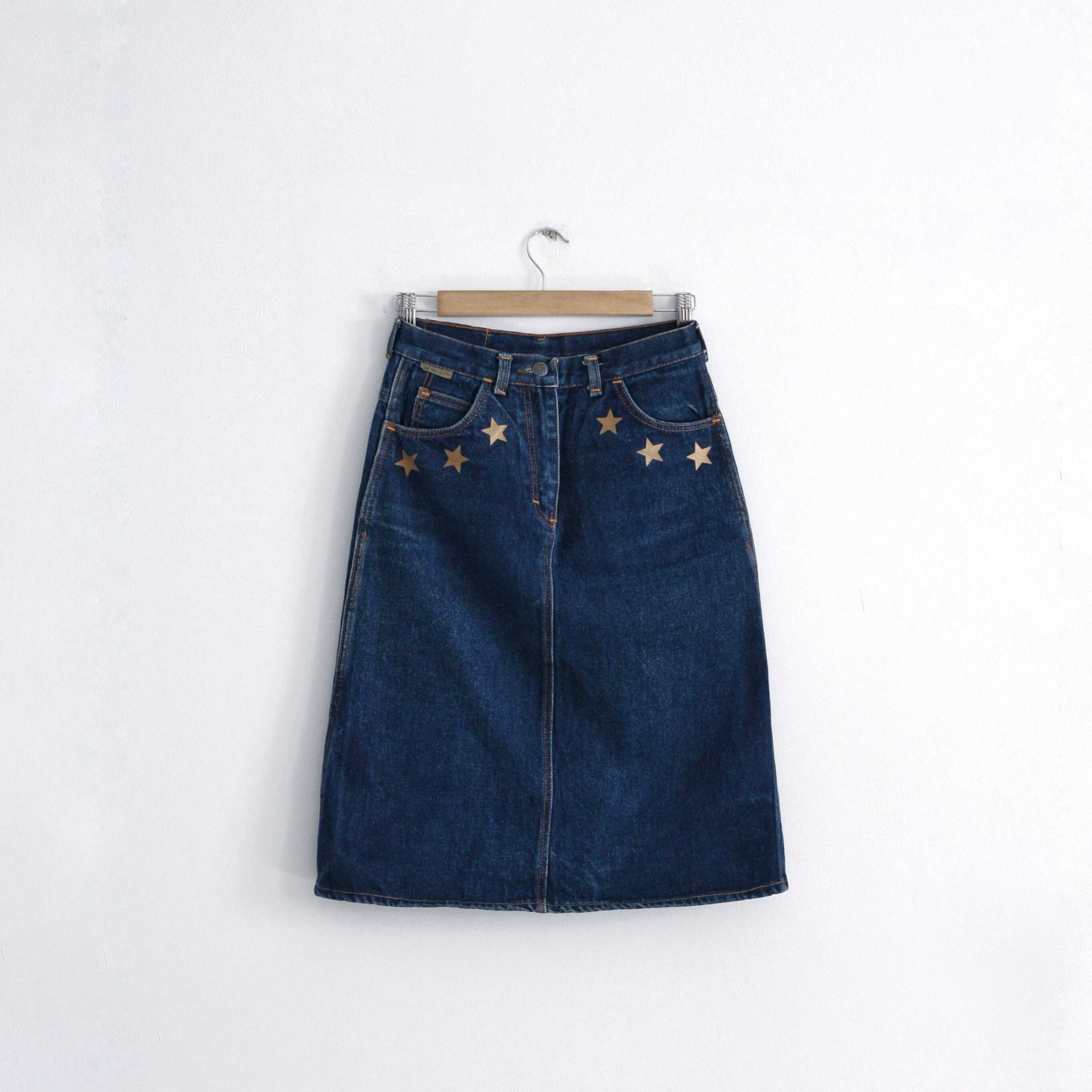 Džínová sukně Levis tmavá s potiskem