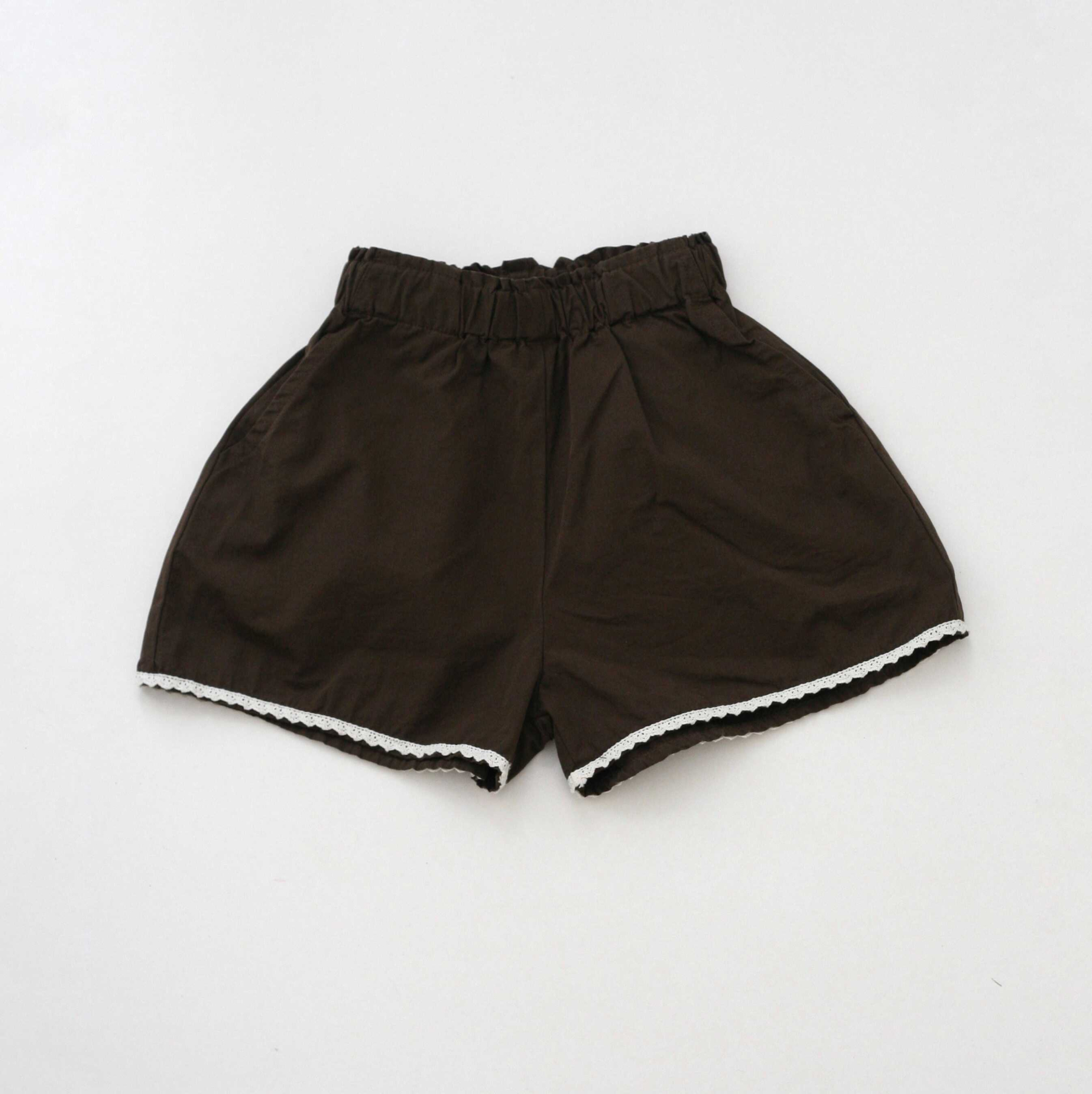 Tmavě hnědé kraťasy s krajkovým lemováním