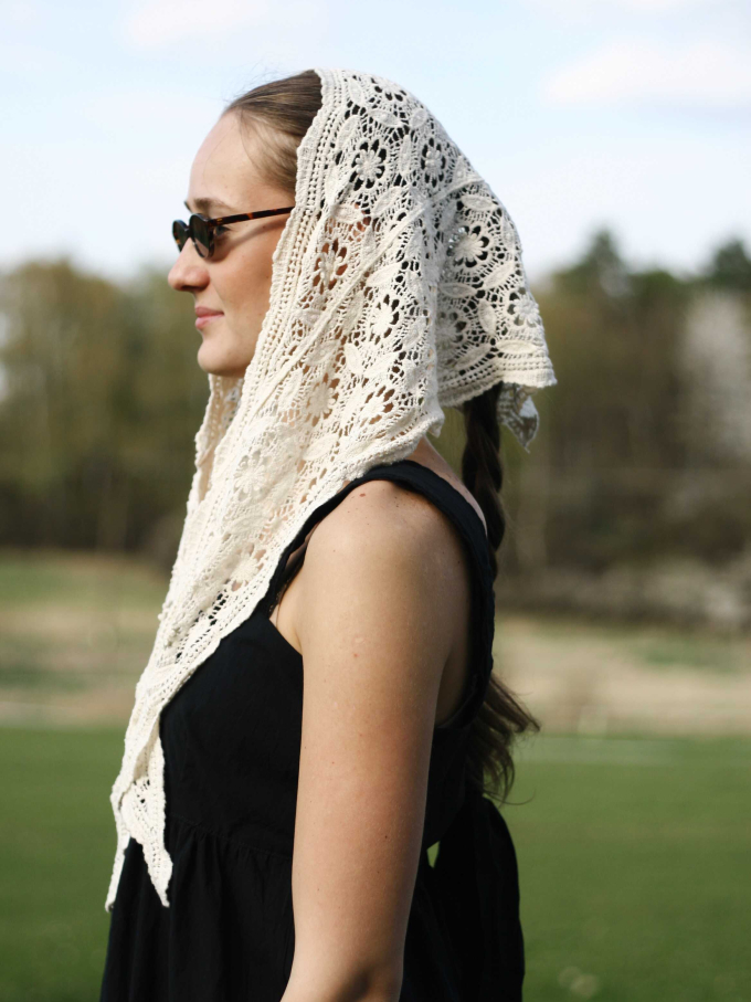 Háčkovaný šátek krémový