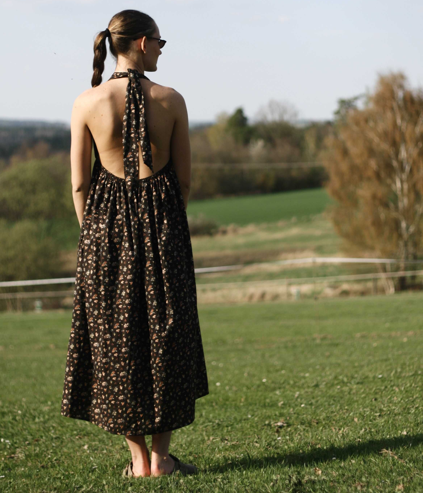 Šaty s odhalenými zády